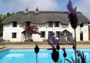 April Cottage, luxurious accommodation for coast and forest with pool & hot tub